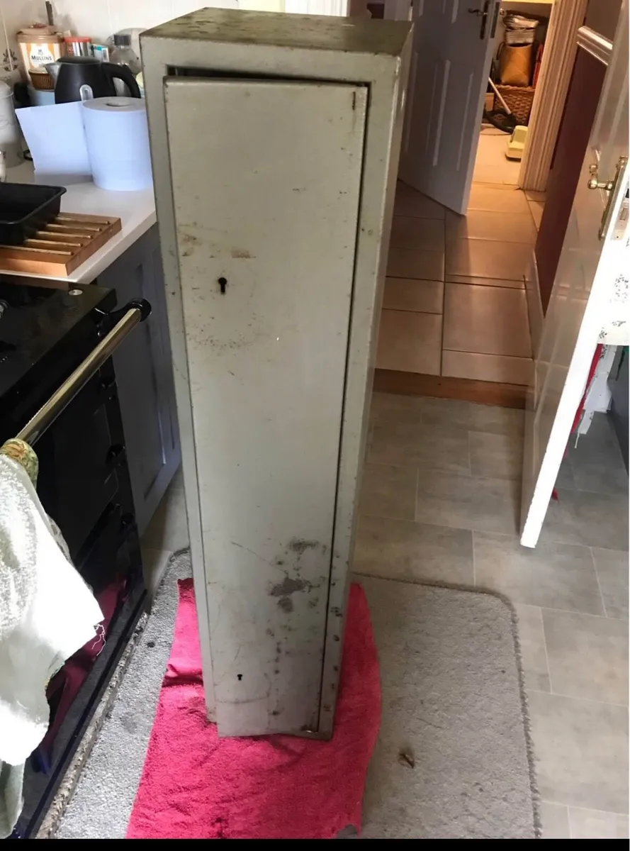 Gun cabinet/safe holds 5 - Image 2