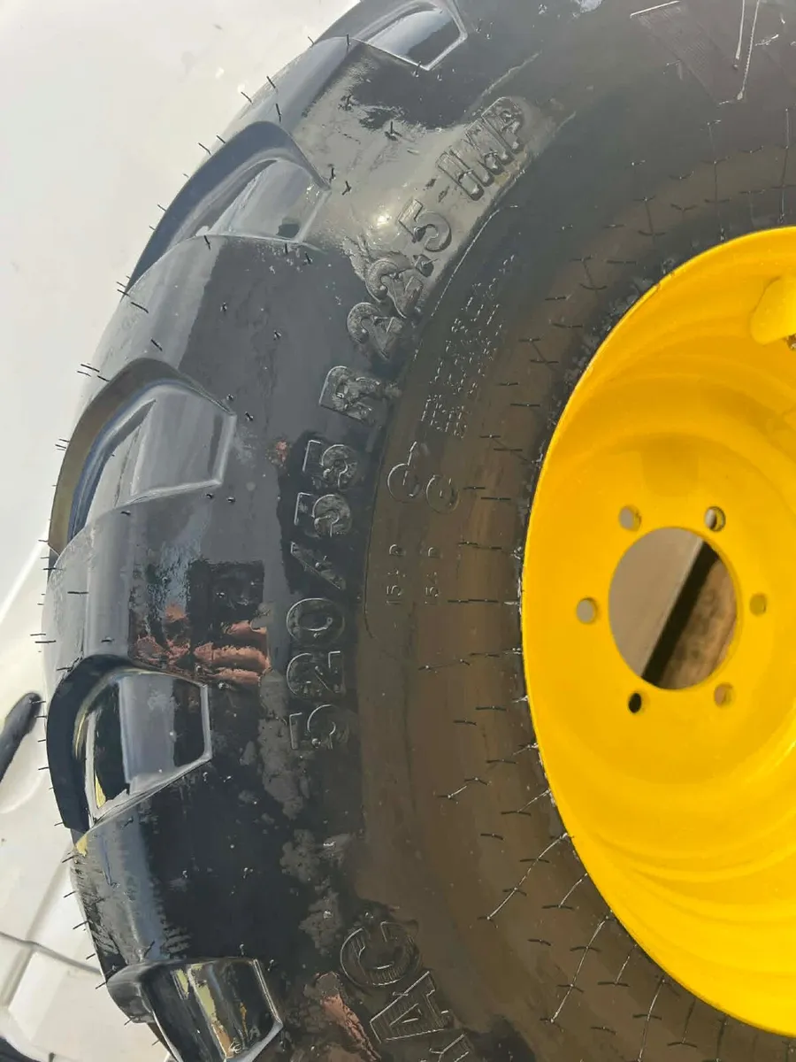 Vredestein Floatation Trac 520/55 r22.5 Wheels - Image 4