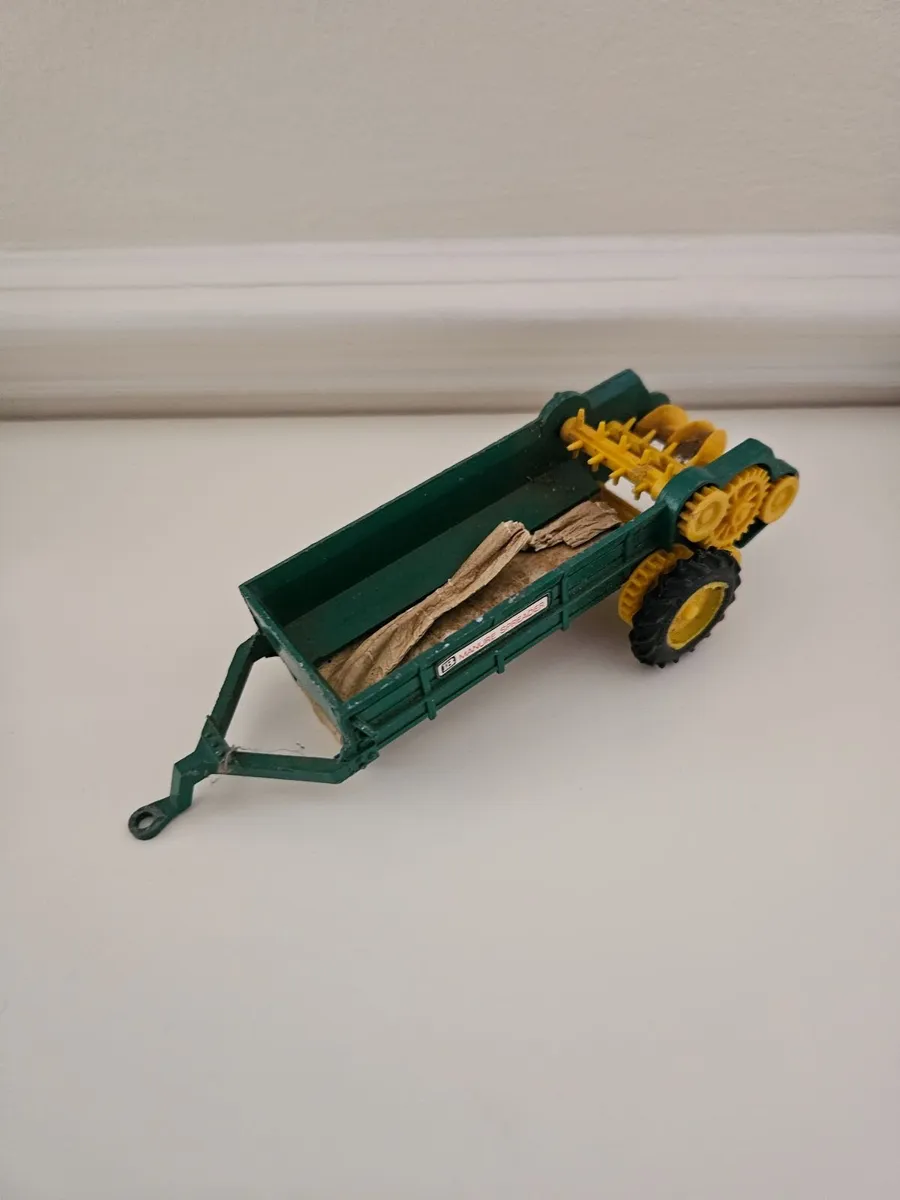 Britain's Farm  Manure Spreader - Image 1