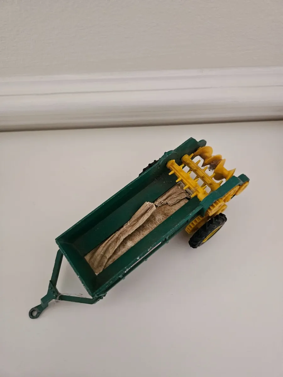 Britain's Farm  Manure Spreader - Image 3