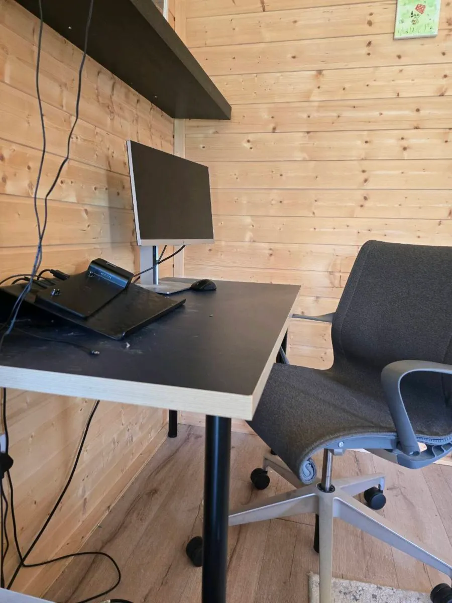 Office desk and chair - Image 1