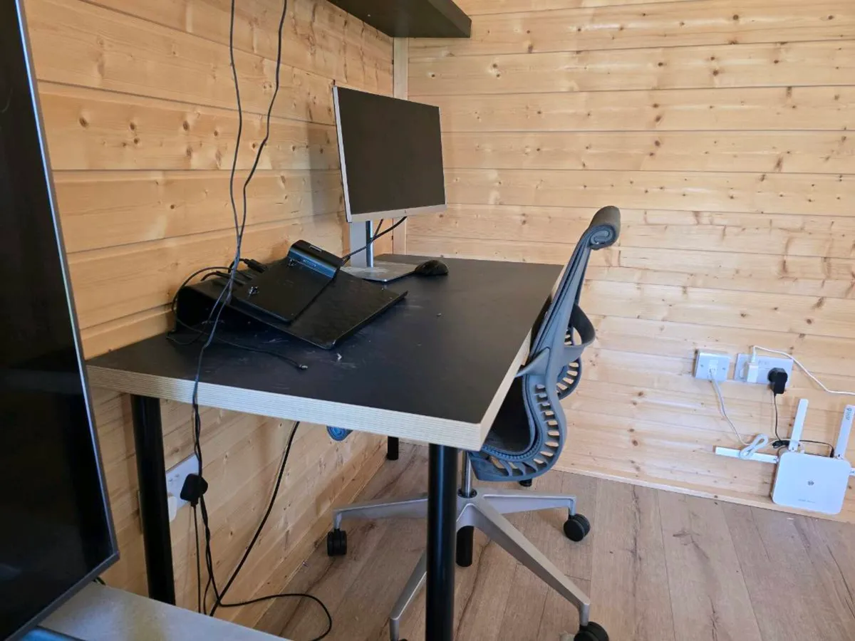 Office desk and chair - Image 2