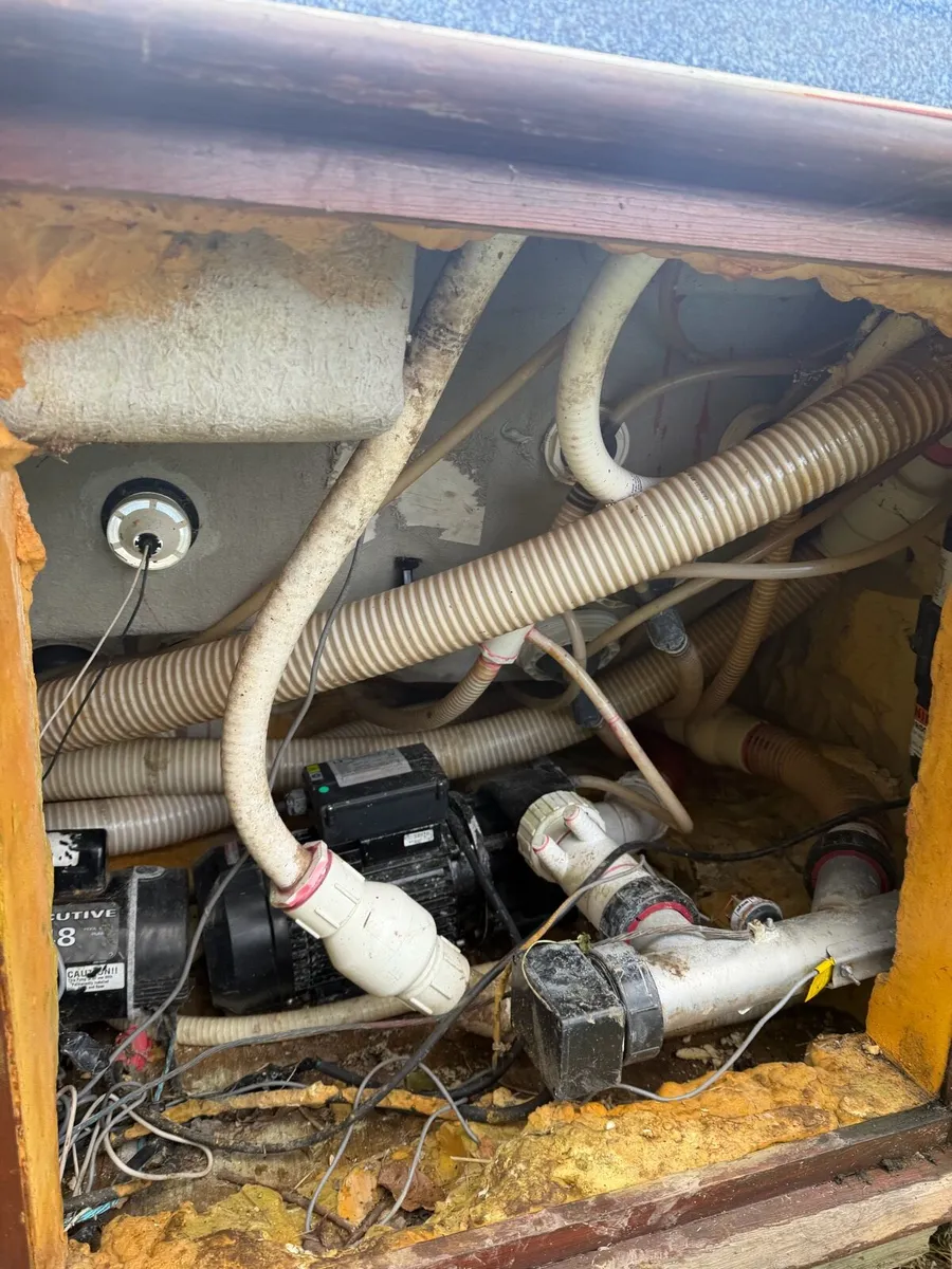 4 Person Hot Tub with cover - Image 3