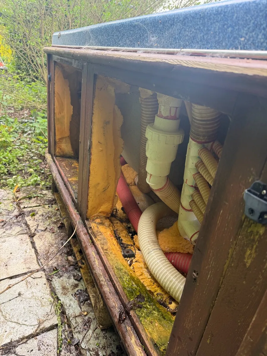 4 Person Hot Tub with cover - Image 4