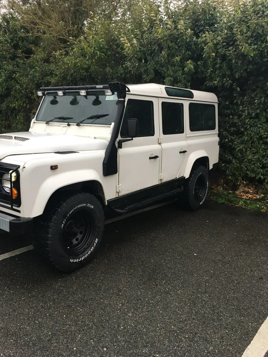 Vintage 1993 Land Rover Defender County - Image 3