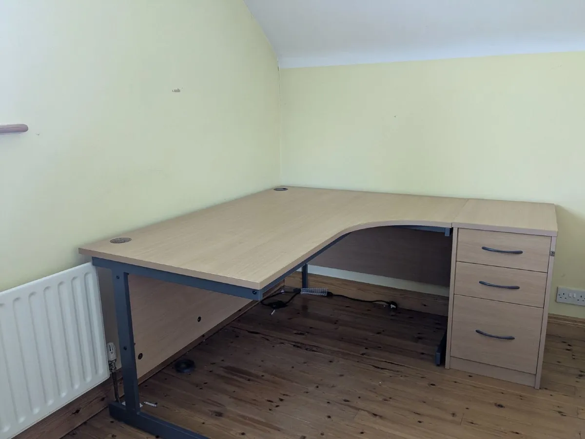 Corner Desk - Image 1
