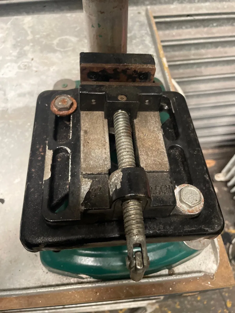Pillar drill with steel work bench - Image 3