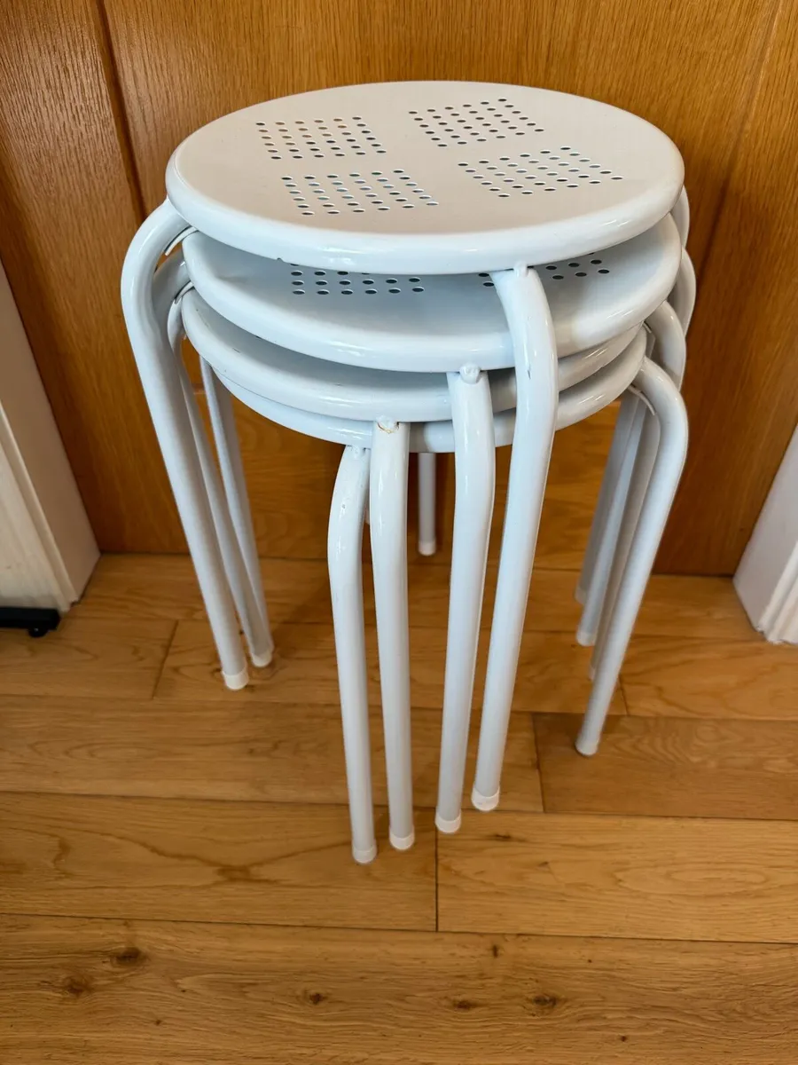 Four stackable white metal stools - Image 3