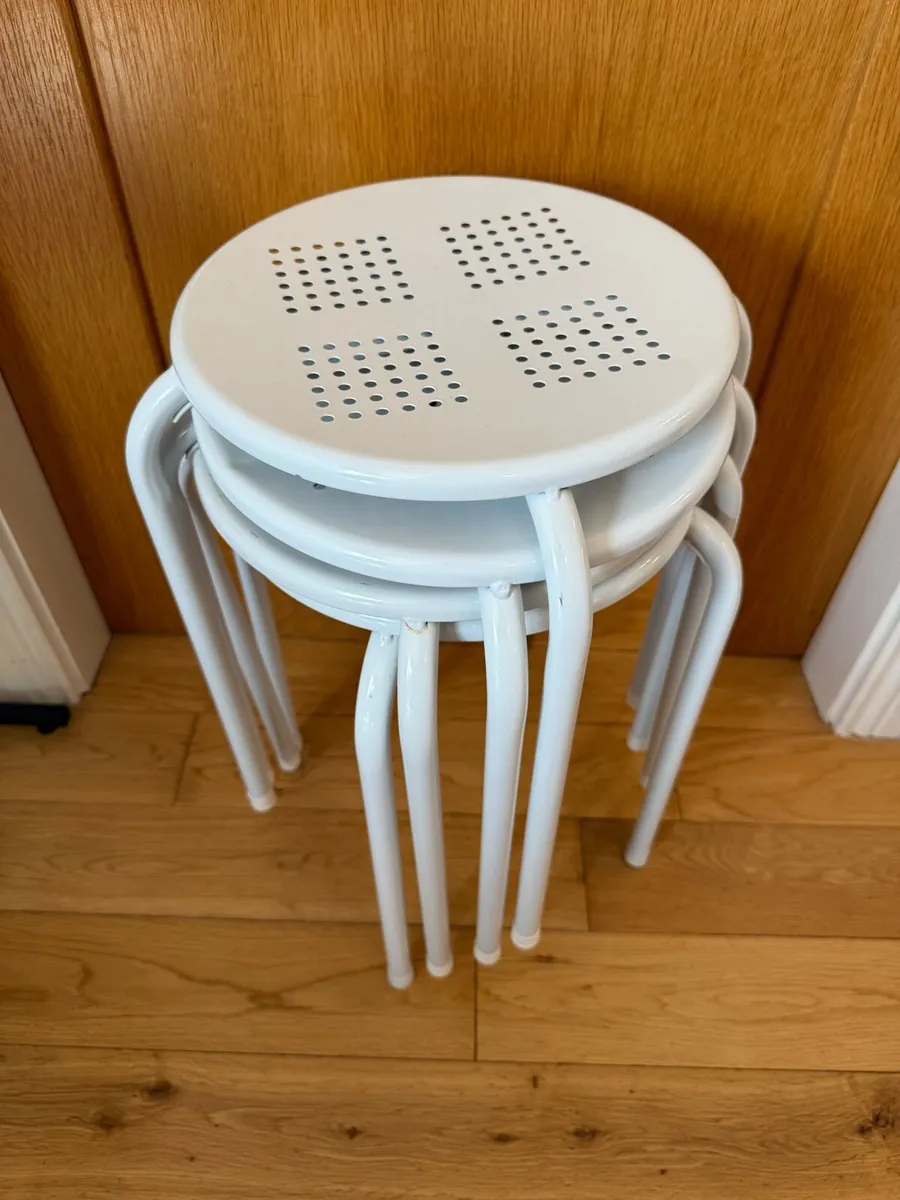 Four stackable white metal stools - Image 1