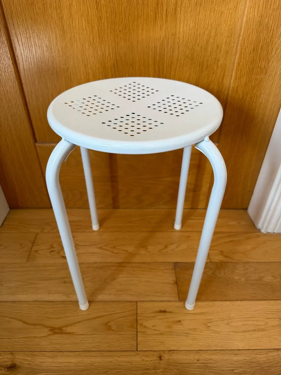 Four stackable white metal stools - Image 2