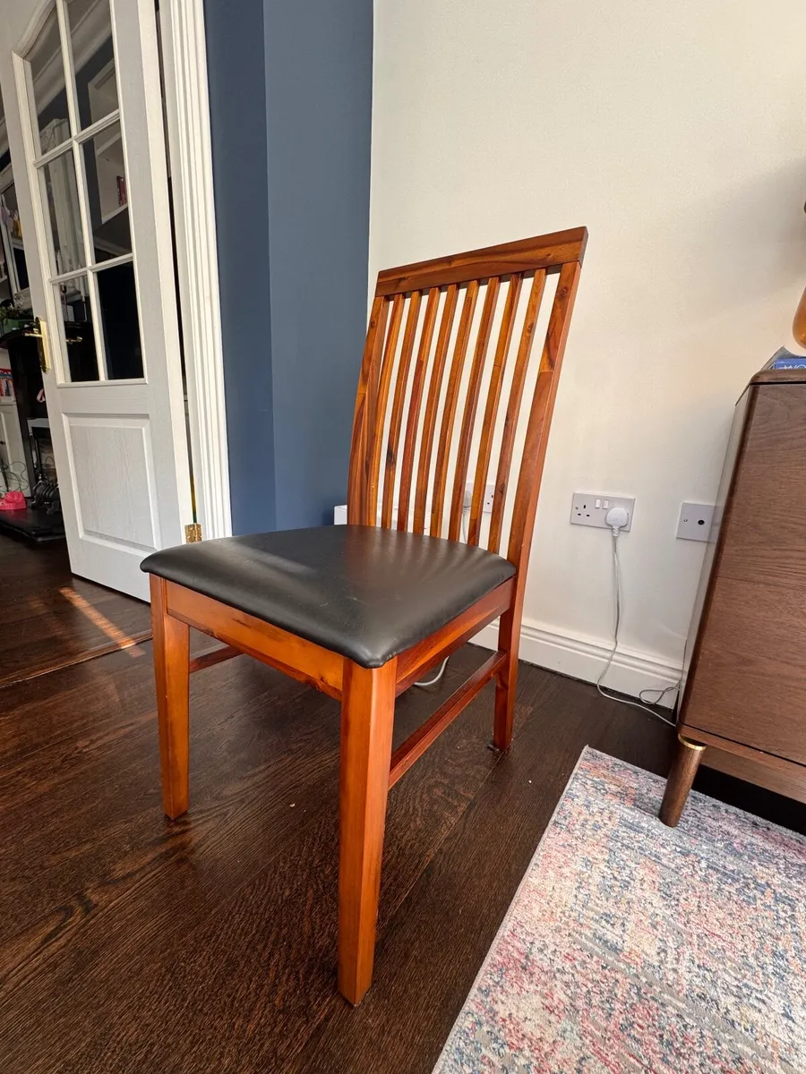 Table and chairs - Image 2