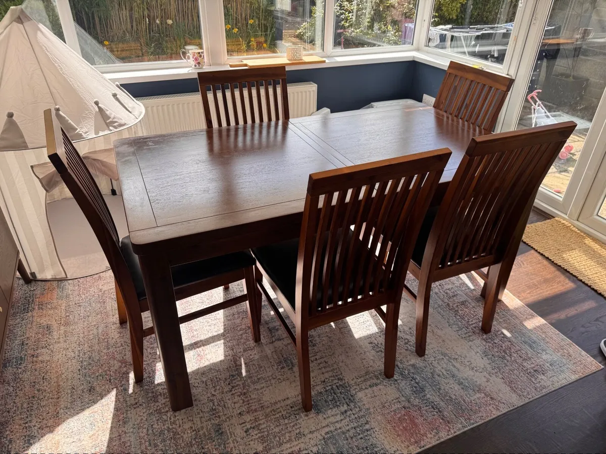 Table and chairs - Image 1