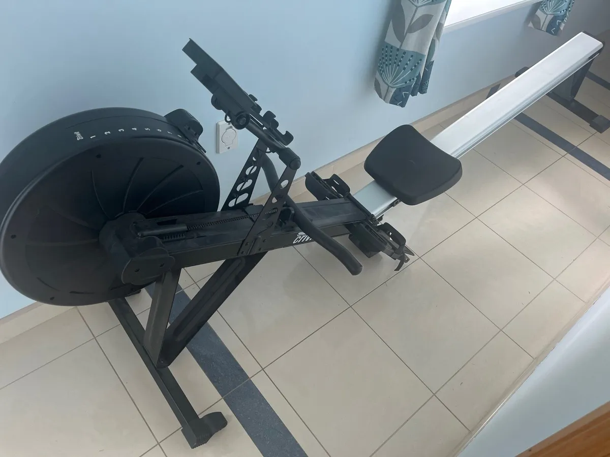 Rowing machine - Image 1