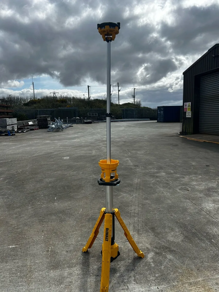 Dewalt tripod light - Image 1