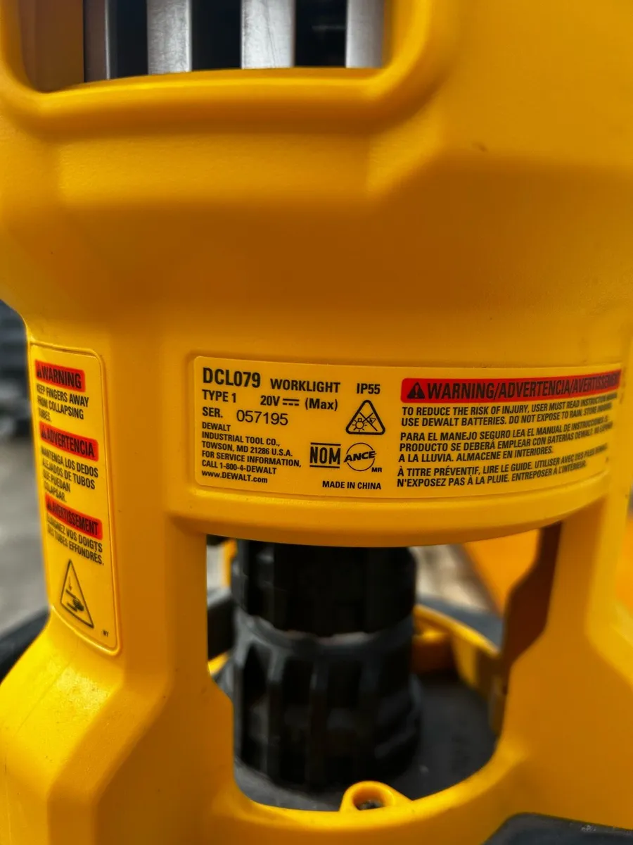 Dewalt tripod light - Image 3