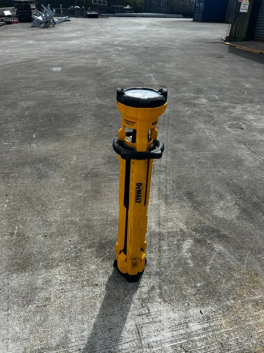 Dewalt tripod light - Image 2