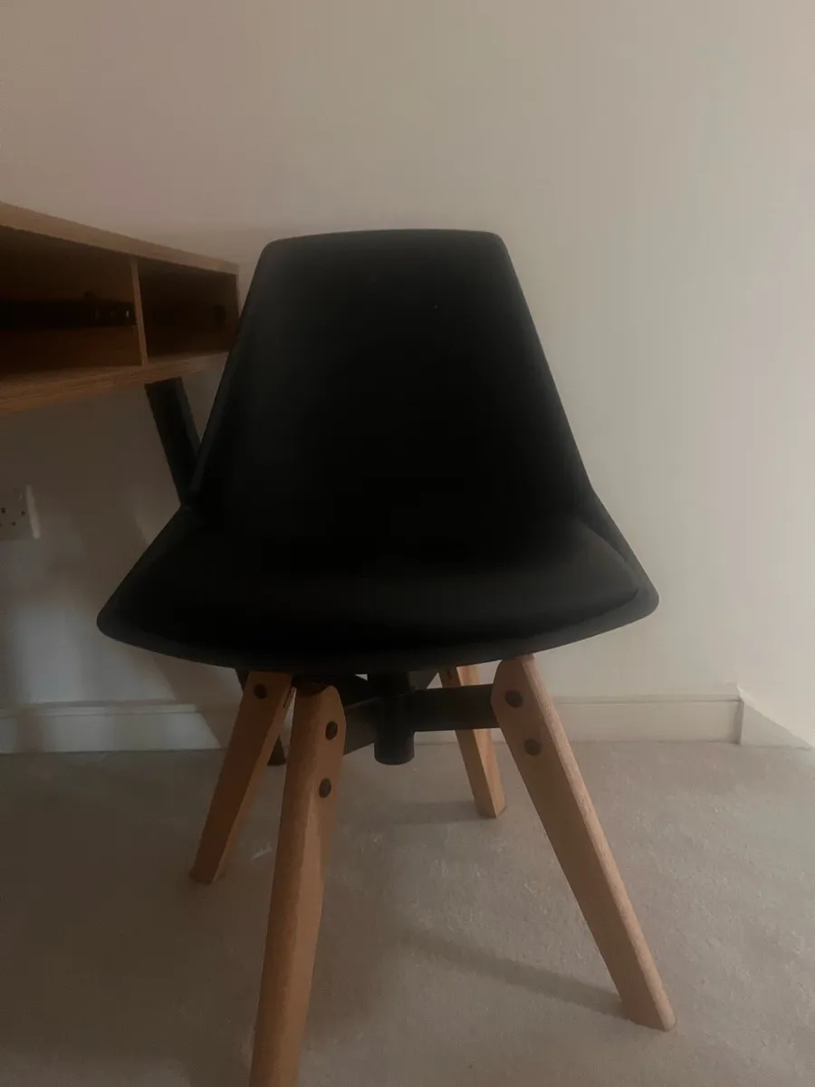 Work desk and chair - Image 3