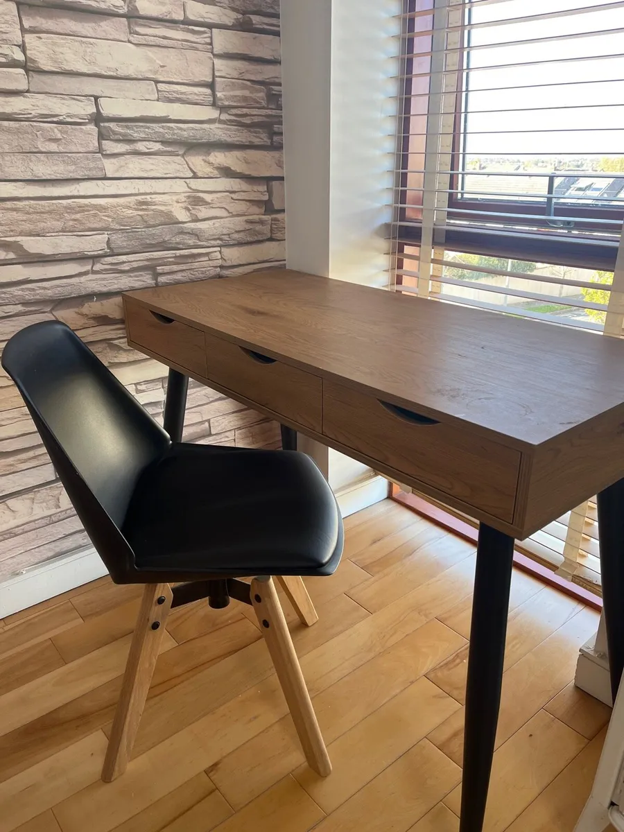 Work desk and chair - Image 1