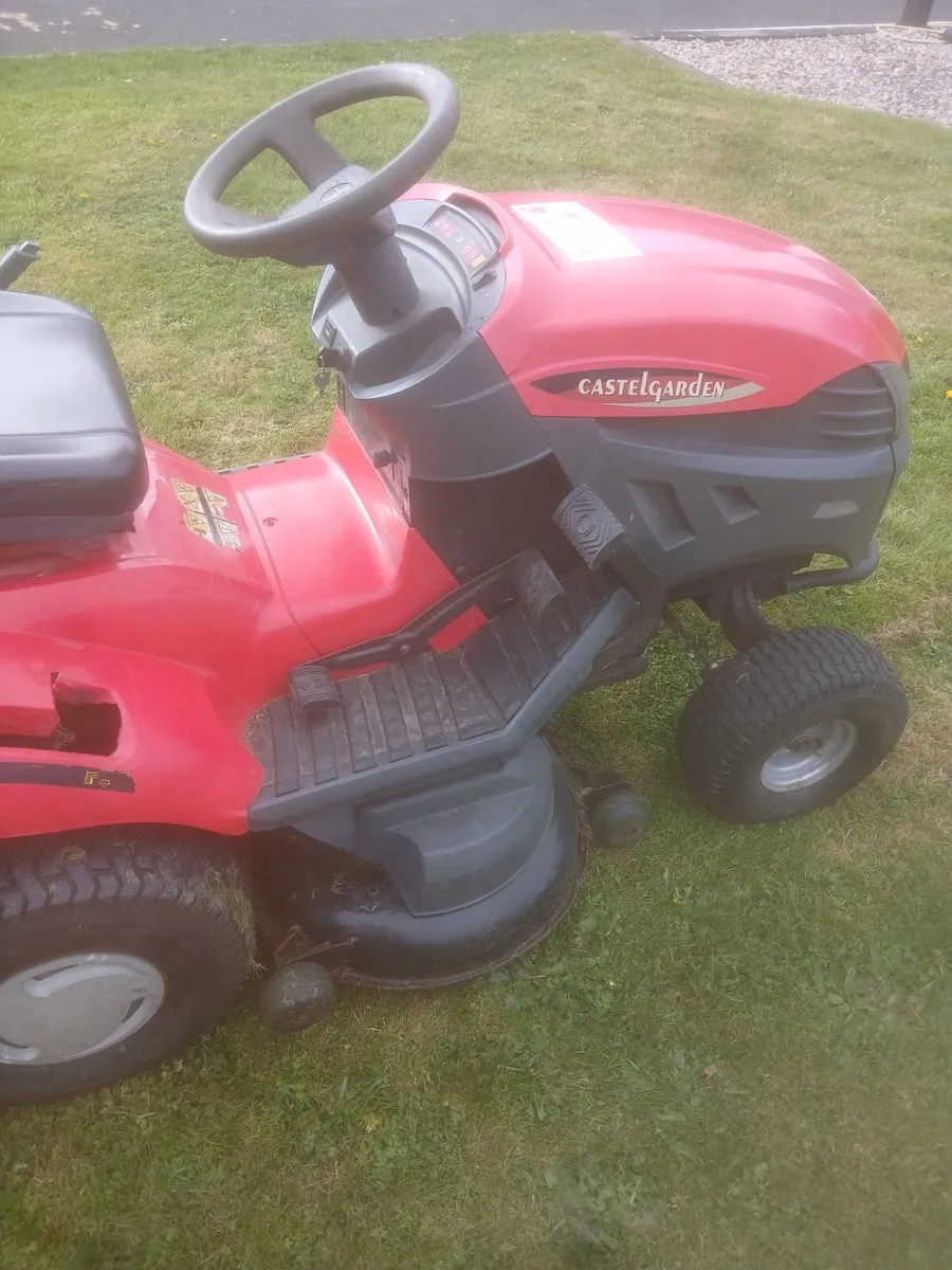 Lawnmower castle garden - Image 2