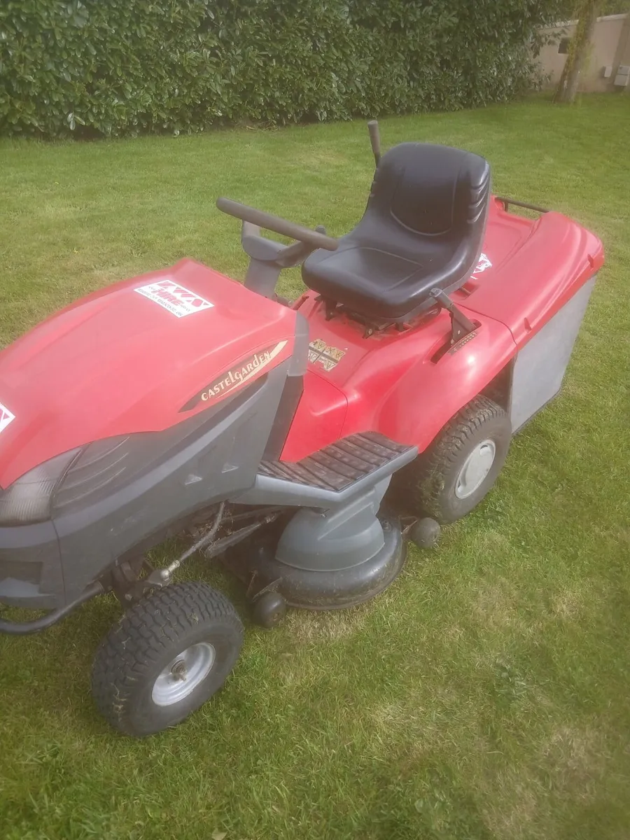 Lawnmower castle garden - Image 4