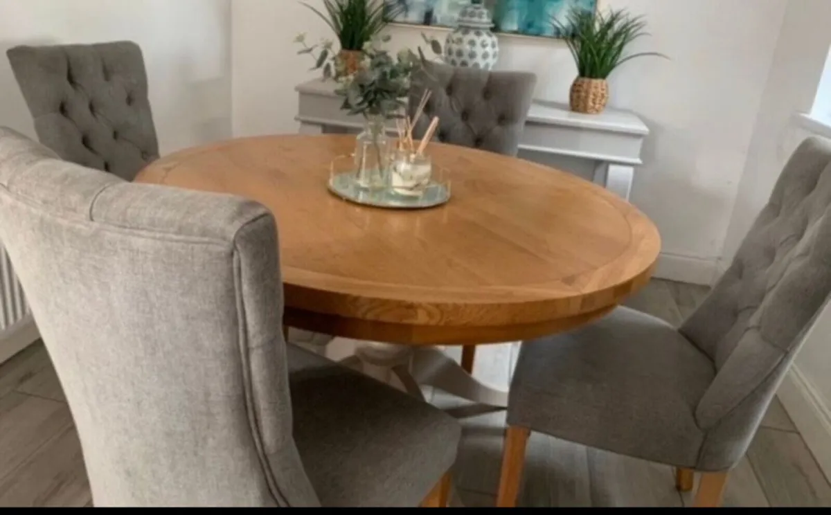 Table and chairs - Image 2