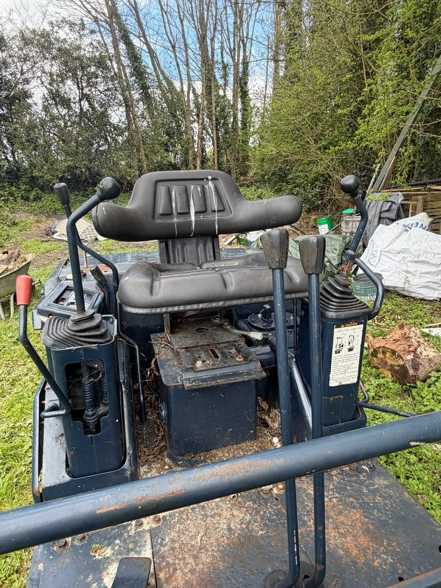 Kubota Mini Digger 1.5 Tonne, 3 Buckets & Canopy - Image 2