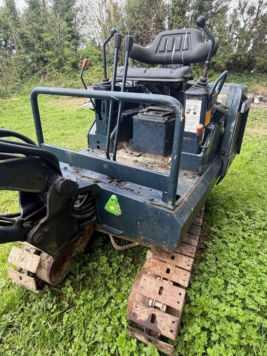 Kubota Mini Digger 1.5 Tonne, 3 Buckets & Canopy - Image 3