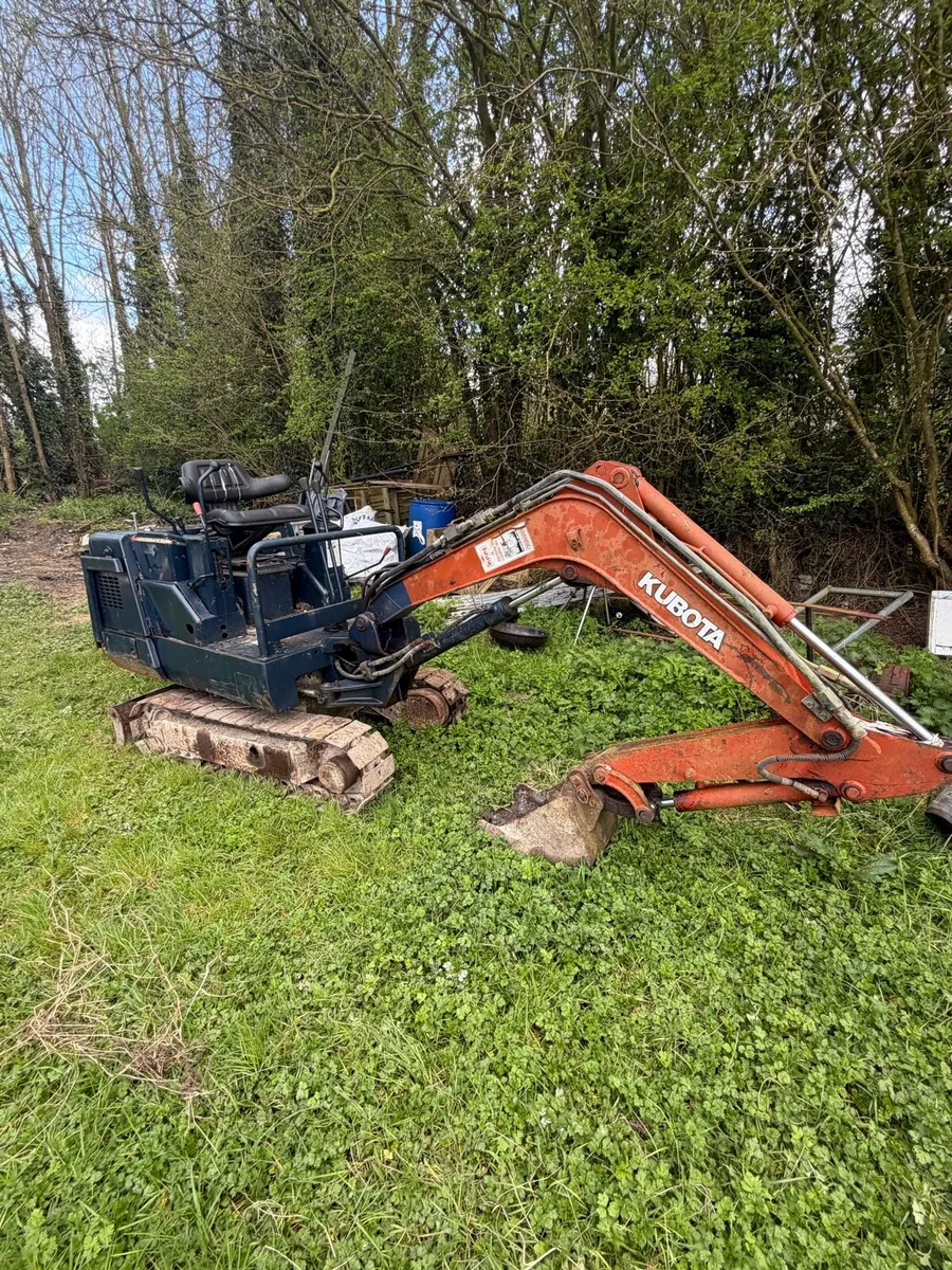 Kubota Mini Digger 1.5 Tonne, 3 Buckets & Canopy - Image 1