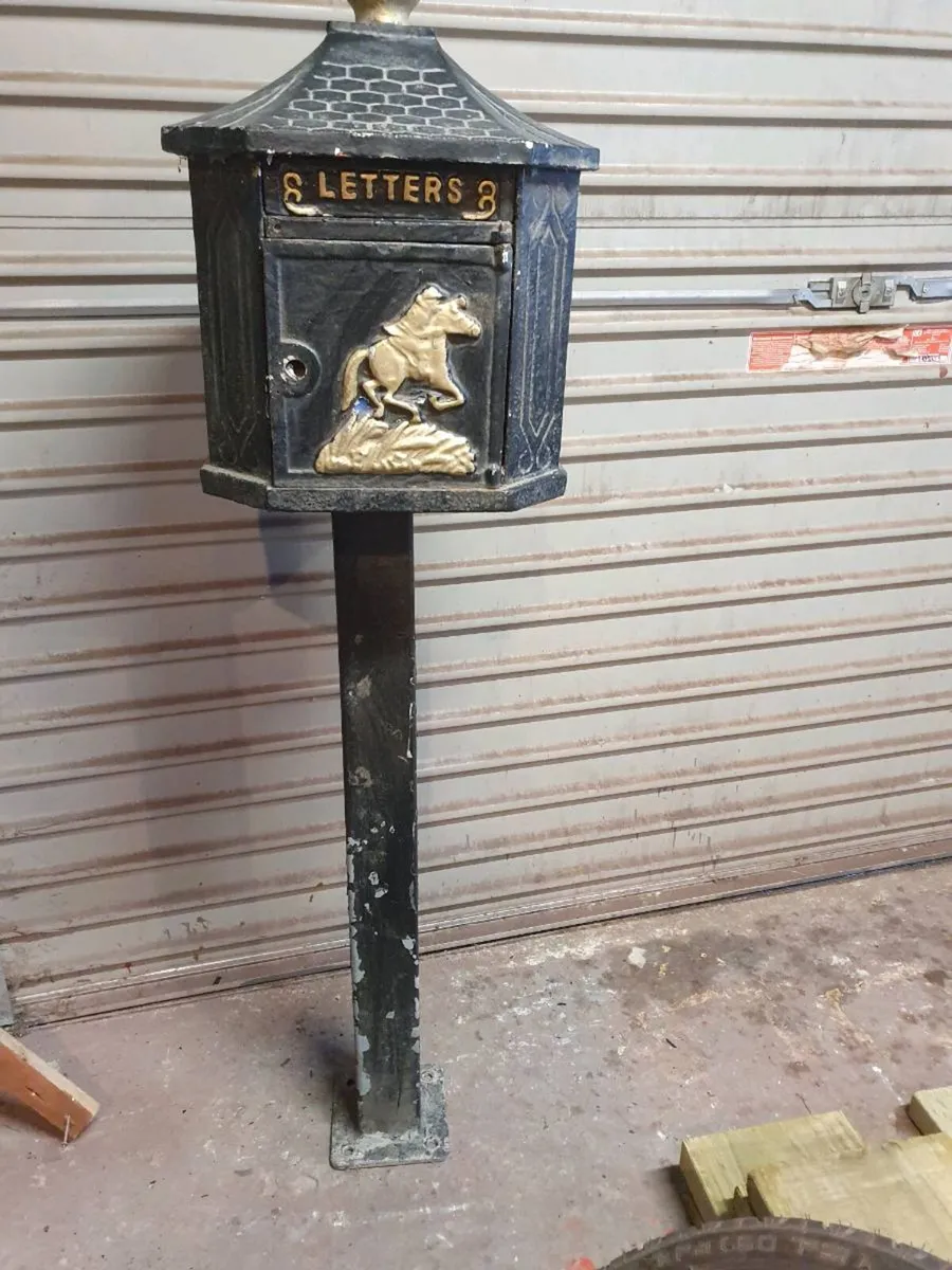 Cast iron post box - Image 3