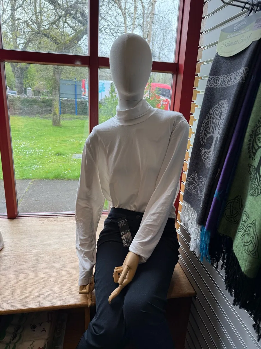 Mannequins. 3 Woman sitting and children - Image 1