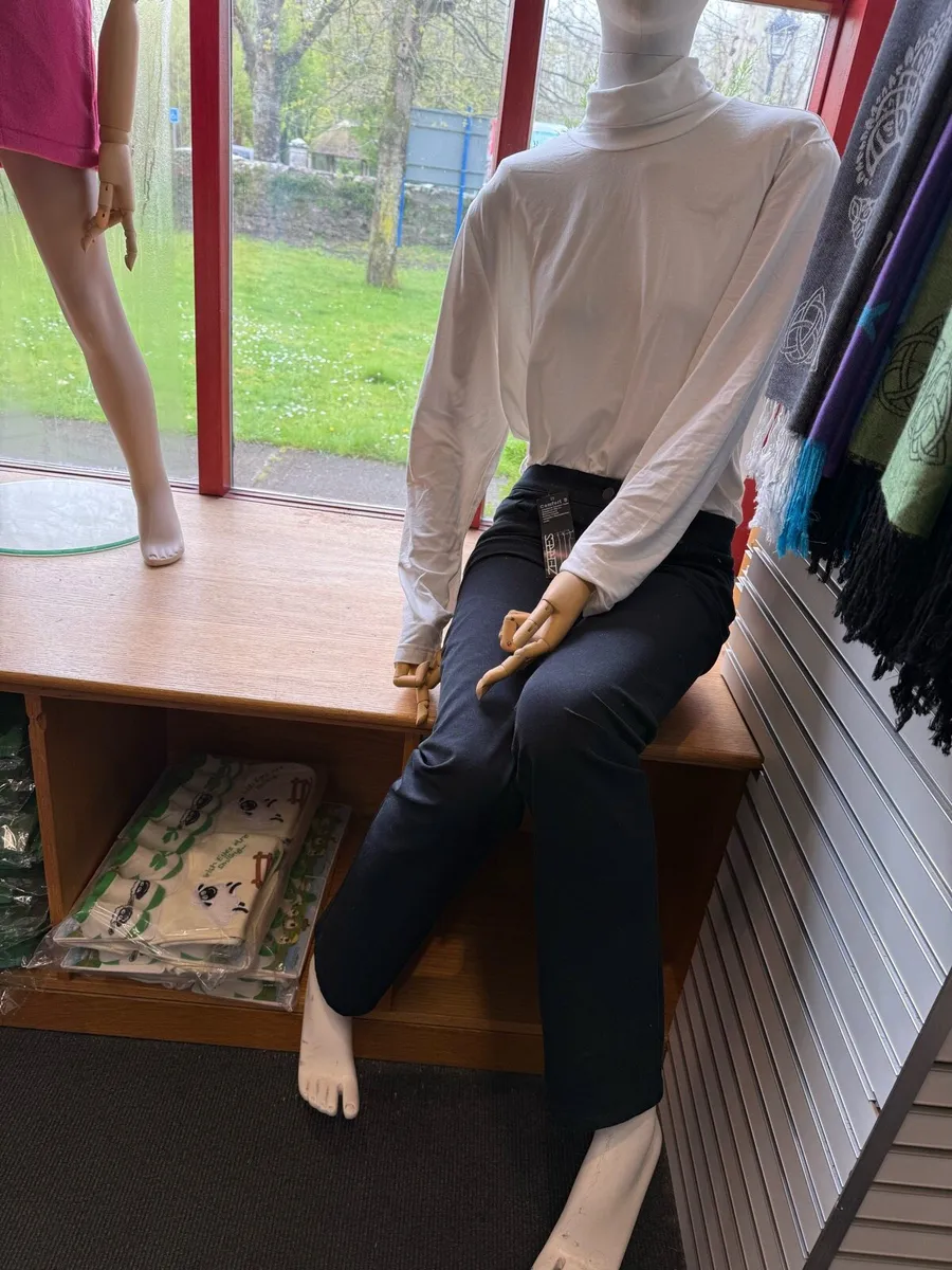 Mannequins. 3 Woman sitting and children - Image 3