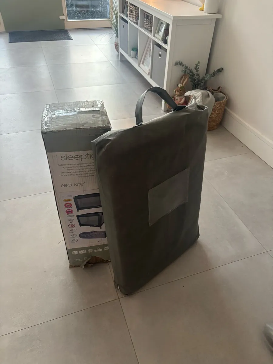 Travel cot plus mattress - Image 2