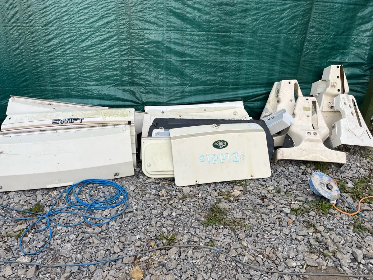 Caravan parts, windows and panels - Image 4