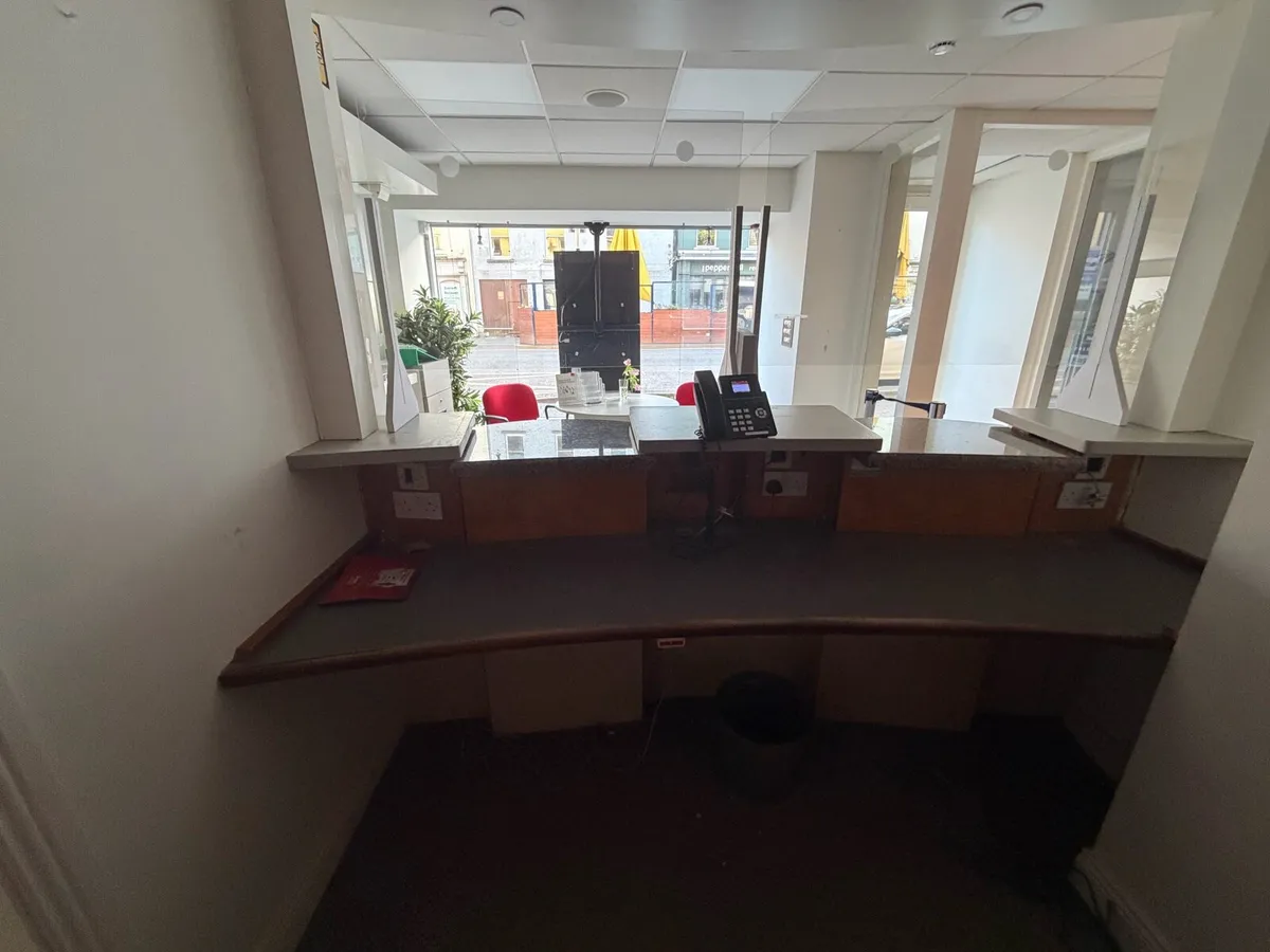 Office counter/ display area/ fitted presses - Image 2