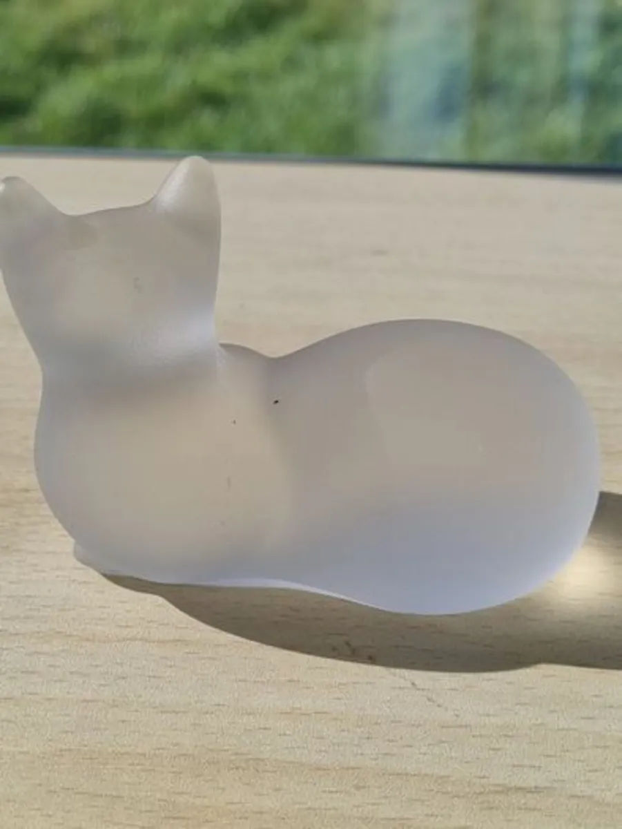 Lenox - a cat figurine made of frosted crystal - Image 3