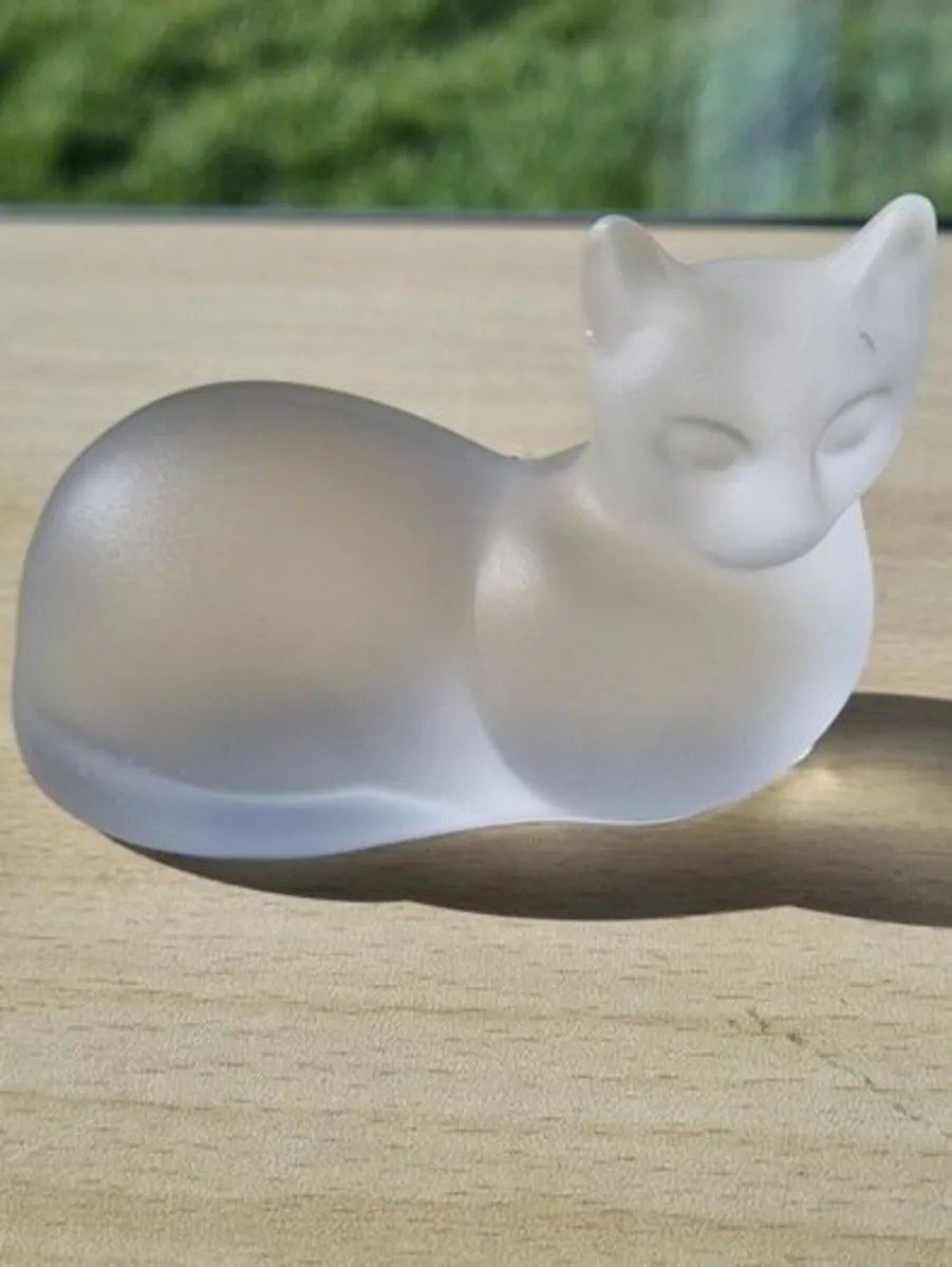 Lenox - a cat figurine made of frosted crystal - Image 1