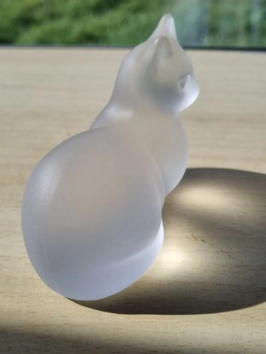 Lenox - a cat figurine made of frosted crystal - Image 4