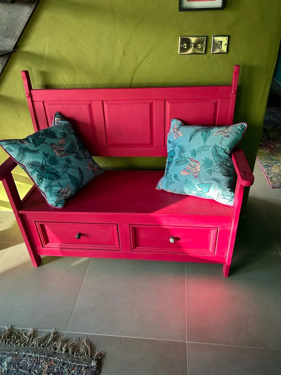 Pink Monks bench - Image 1