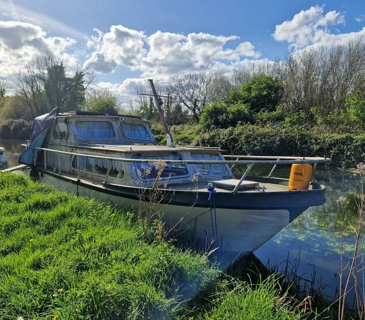 House boat - Image 1
