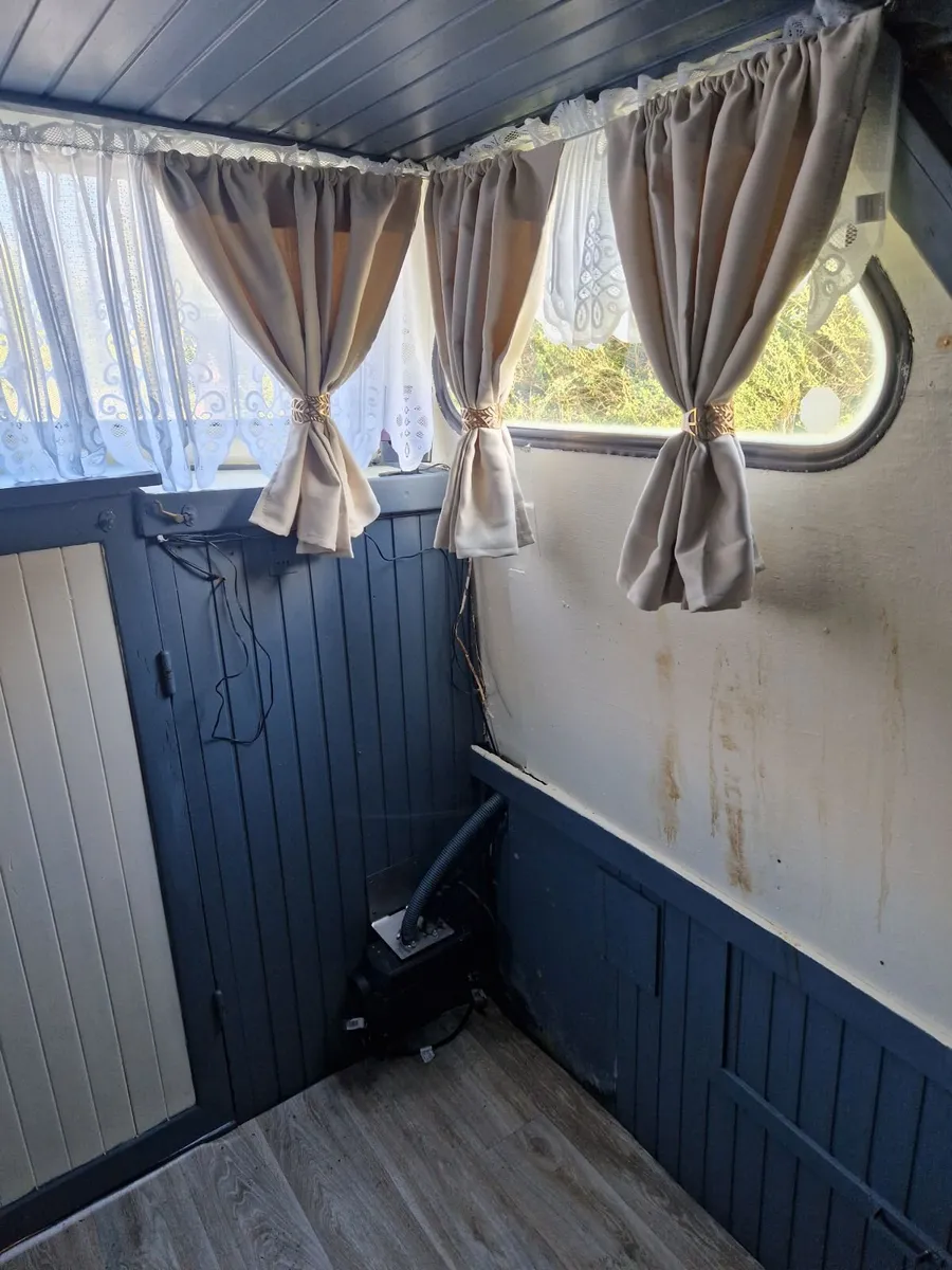 House boat - Image 3