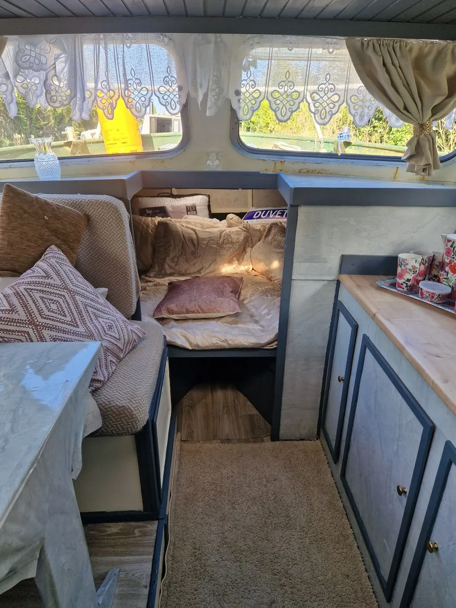 House boat - Image 2