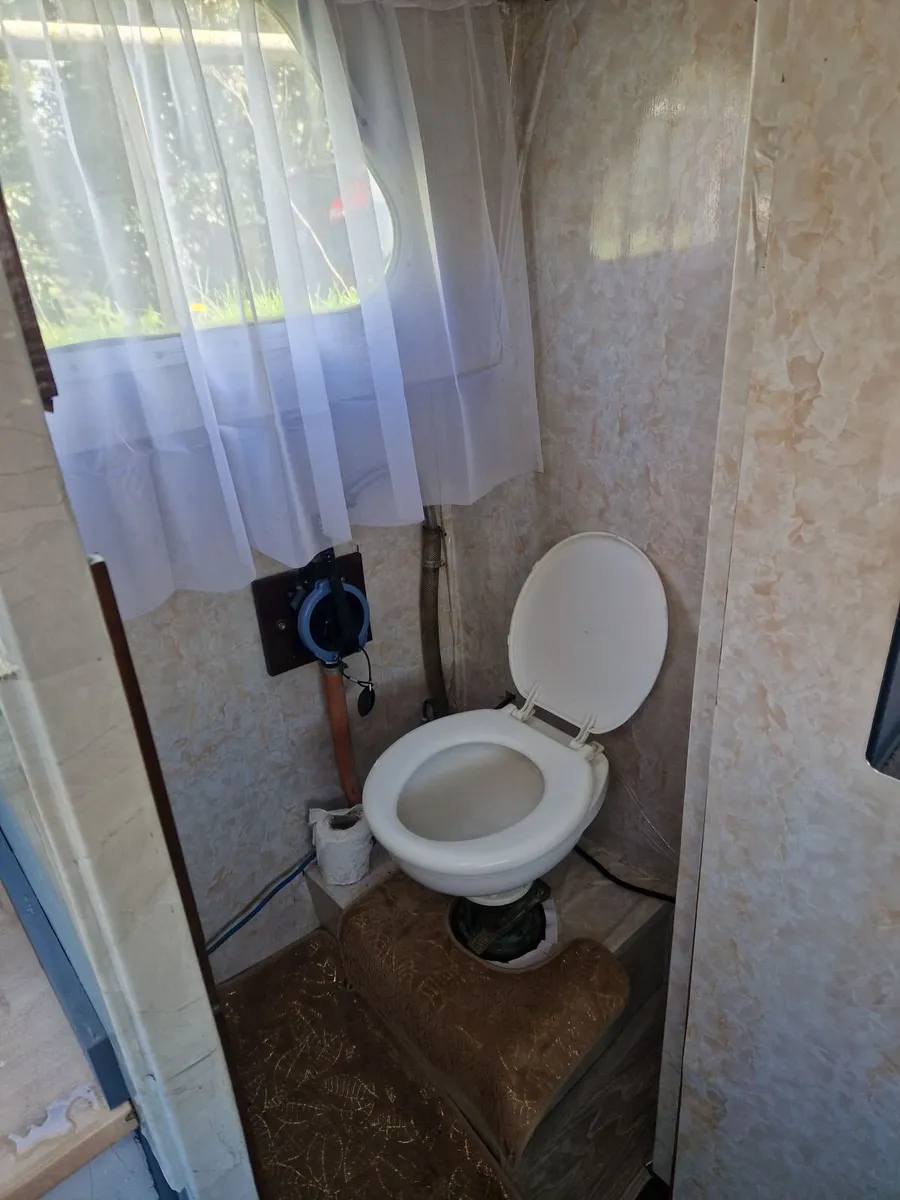 House boat - Image 4