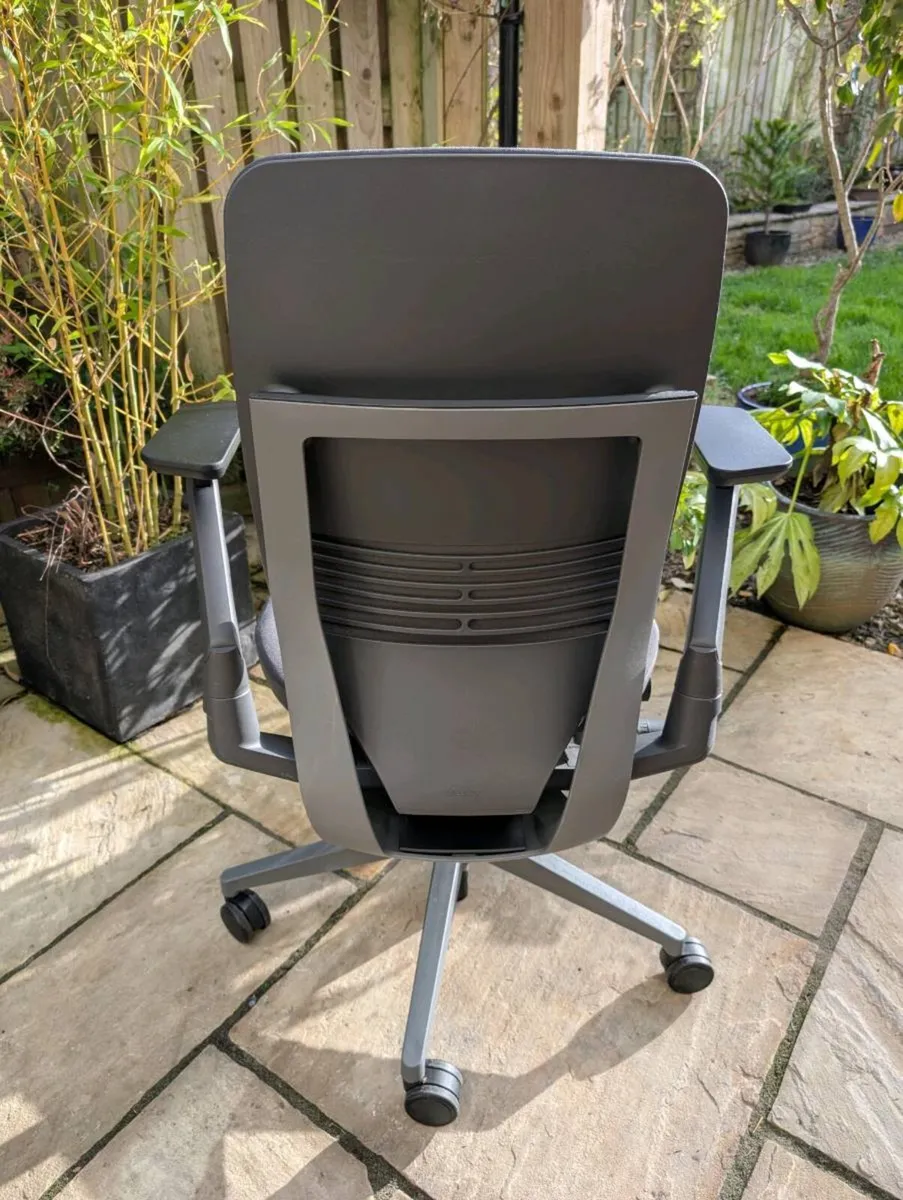 Ergonomic office chair - Image 4
