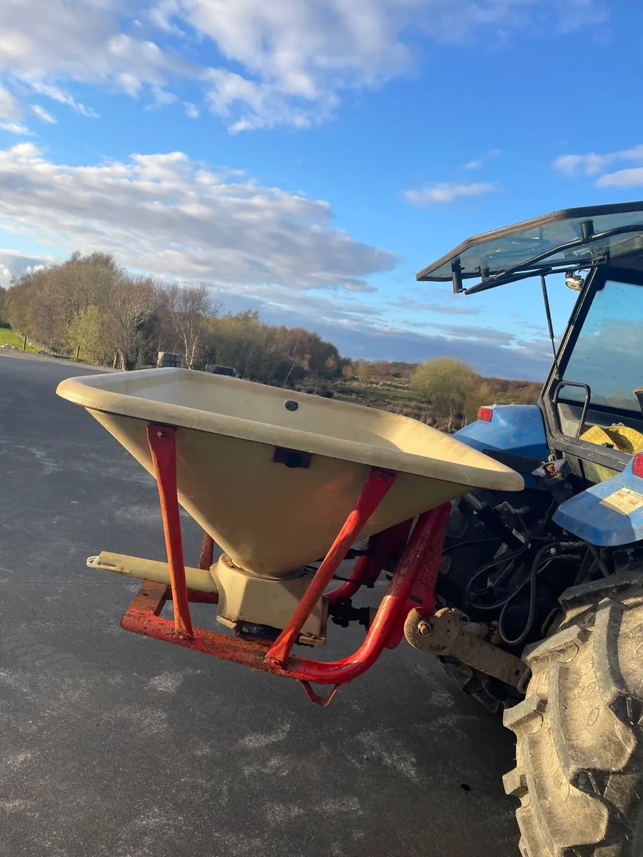 Fertiliser spreader - Image 3