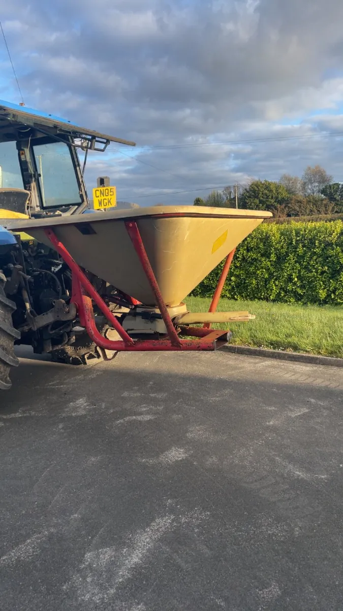 Fertiliser spreader - Image 1