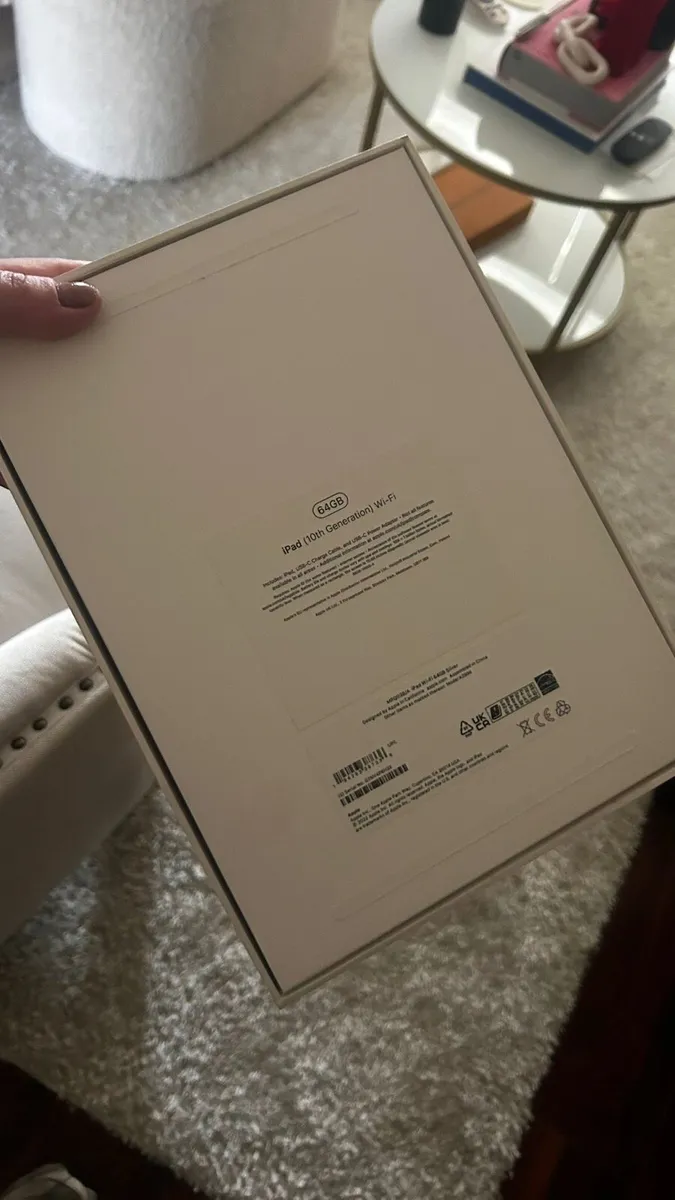 iPad 10th Gen 64GB- Like New with box + Keyboard - Image 3