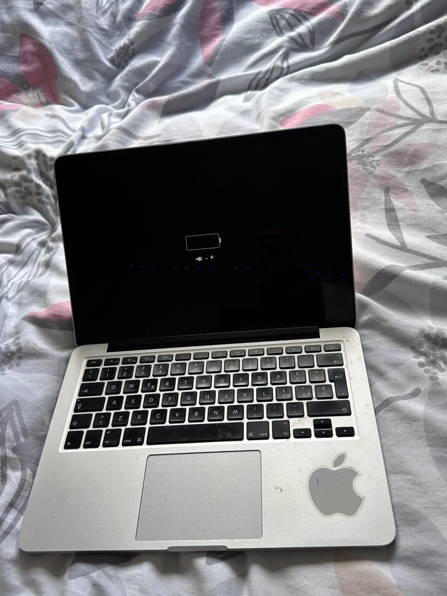 Apple MacBook Laptop - Image 2