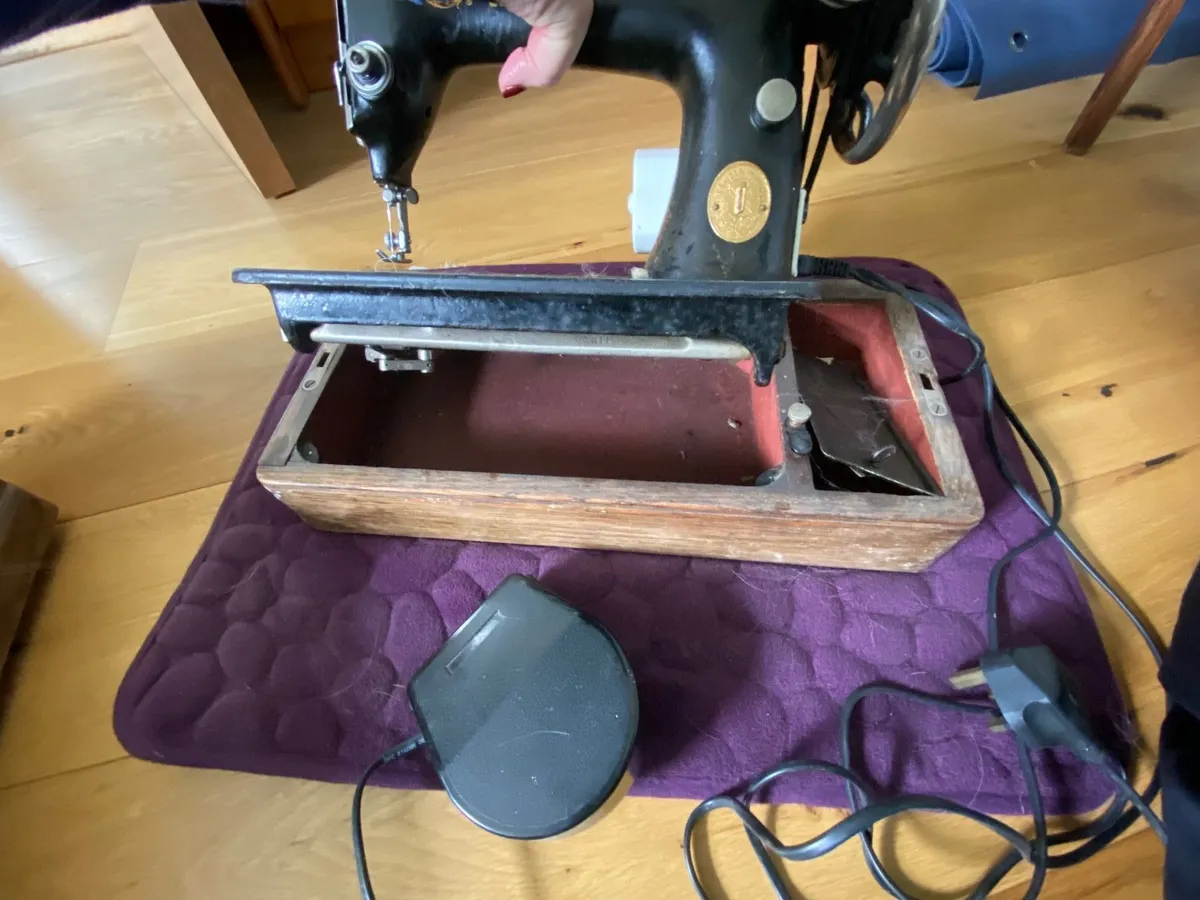 Singer Sewing machine - Image 2