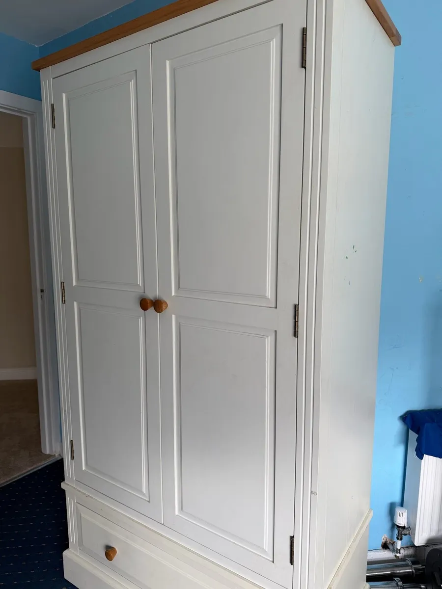 2 door wardrobe with drawer - Image 1