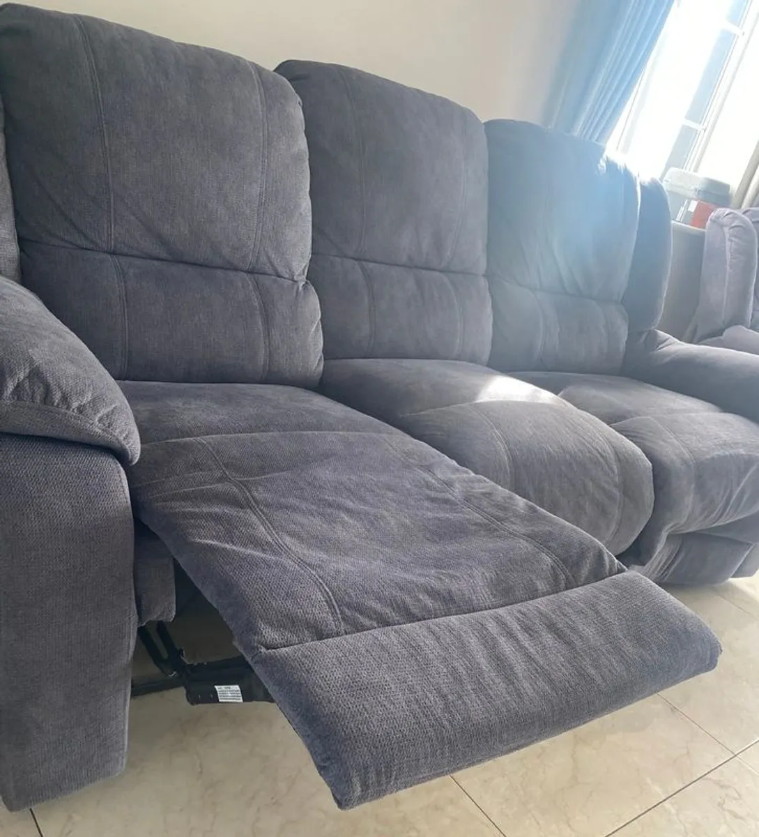 3 seater reclining Lily suite - Image 3